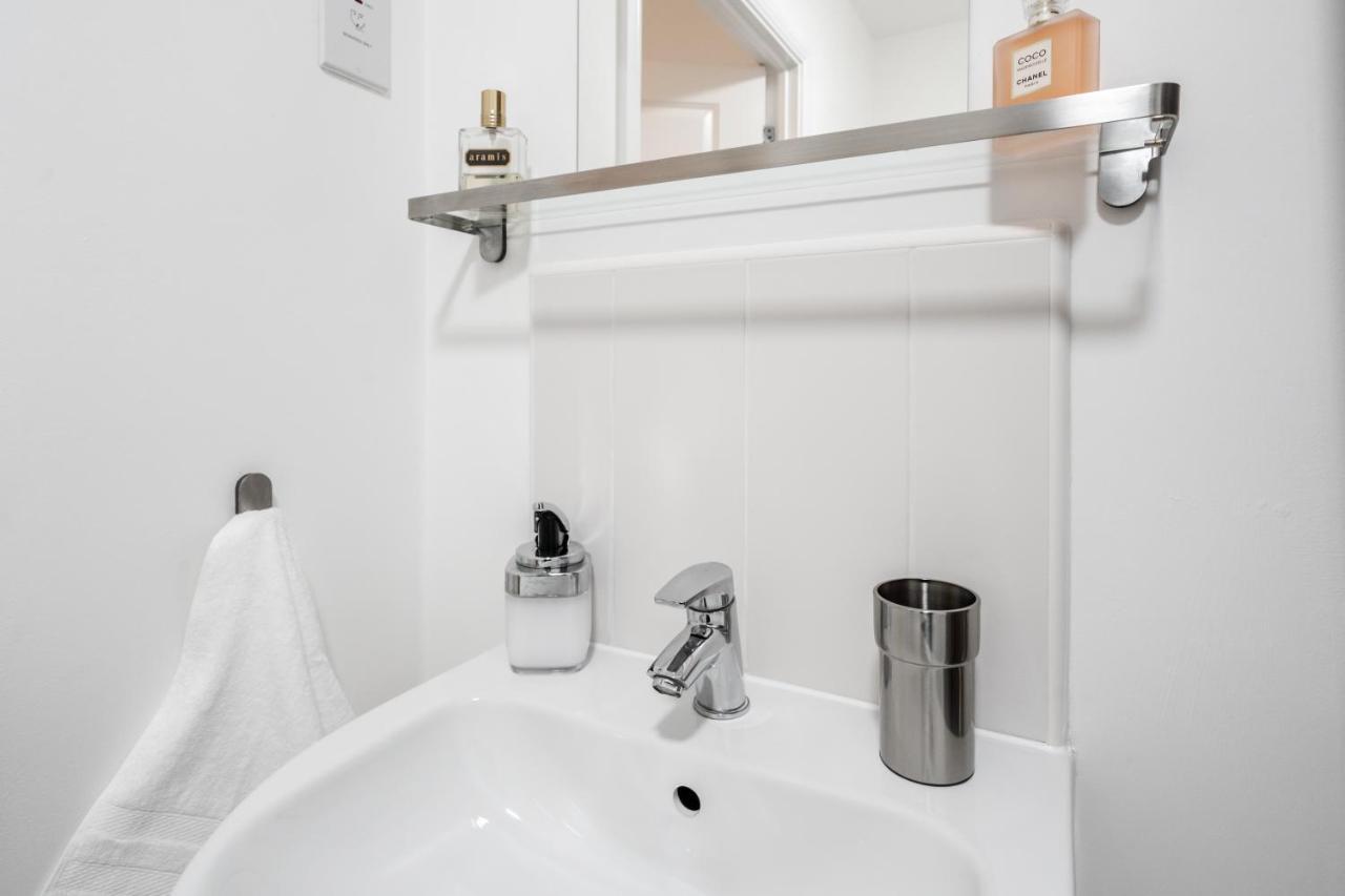 Lovely Modern 2 Bed City Centre Apartment With Free Parking - Double Or Twin Beds Available 伍尔弗汉普顿 外观 照片