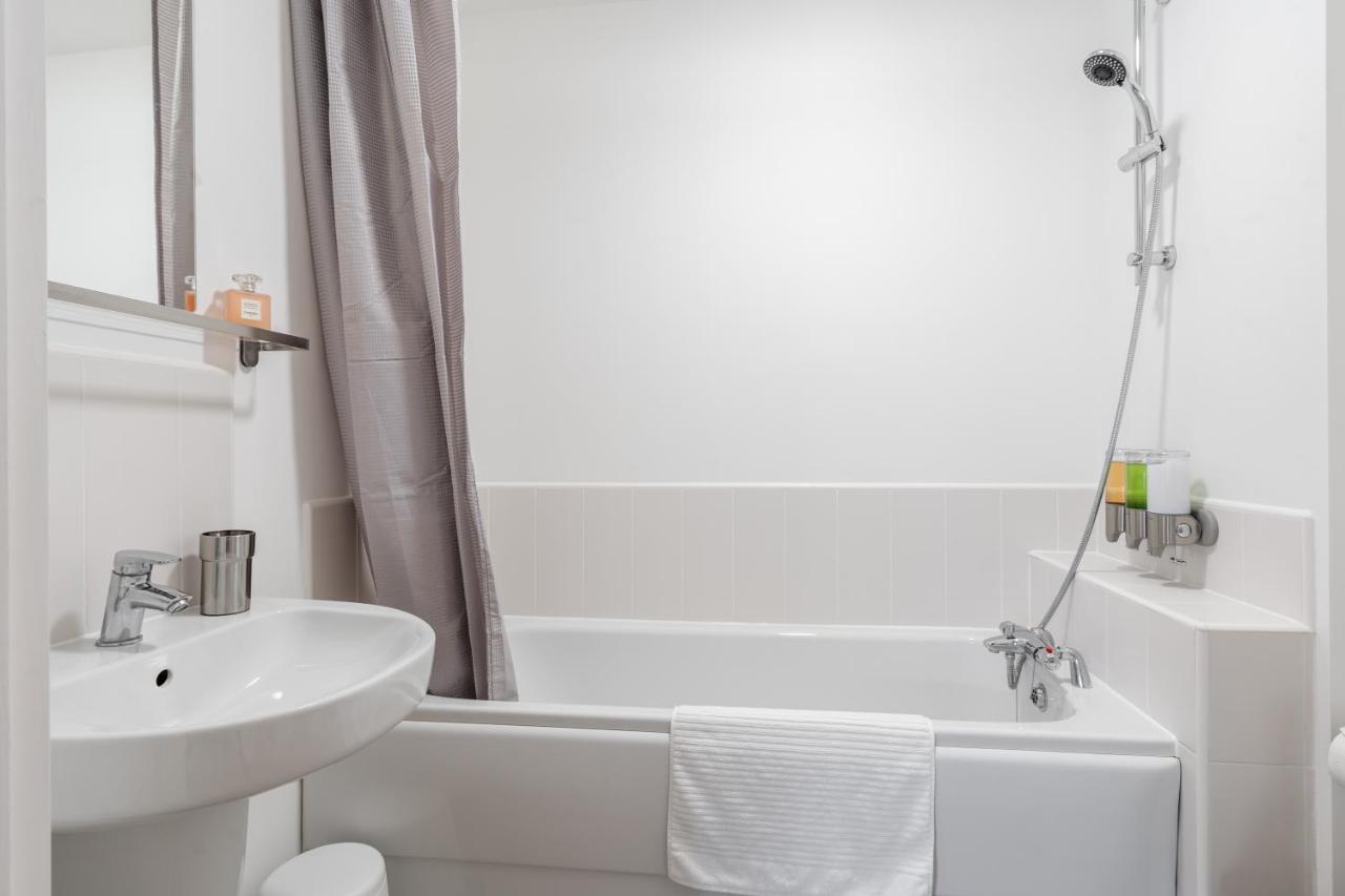 Lovely Modern 2 Bed City Centre Apartment With Free Parking - Double Or Twin Beds Available 伍尔弗汉普顿 外观 照片
